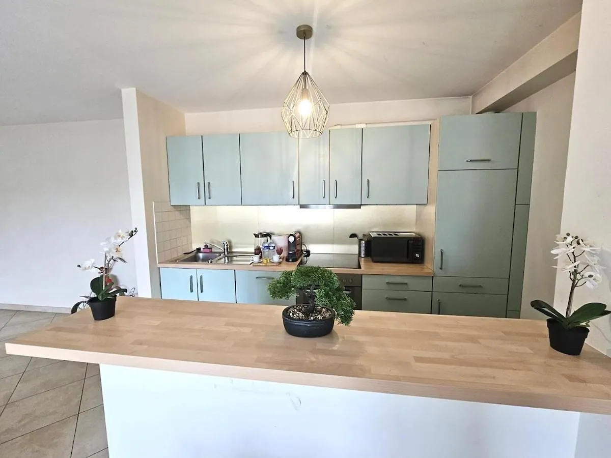Chic City Retreat 2Br Near Station With Parking-2A Luxembourg Apartment