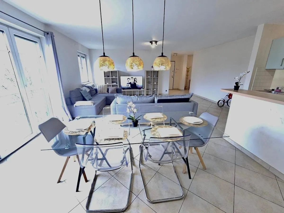 Chic City Retreat 2Br Near Station With Parking-2A Luxembourg Apartment